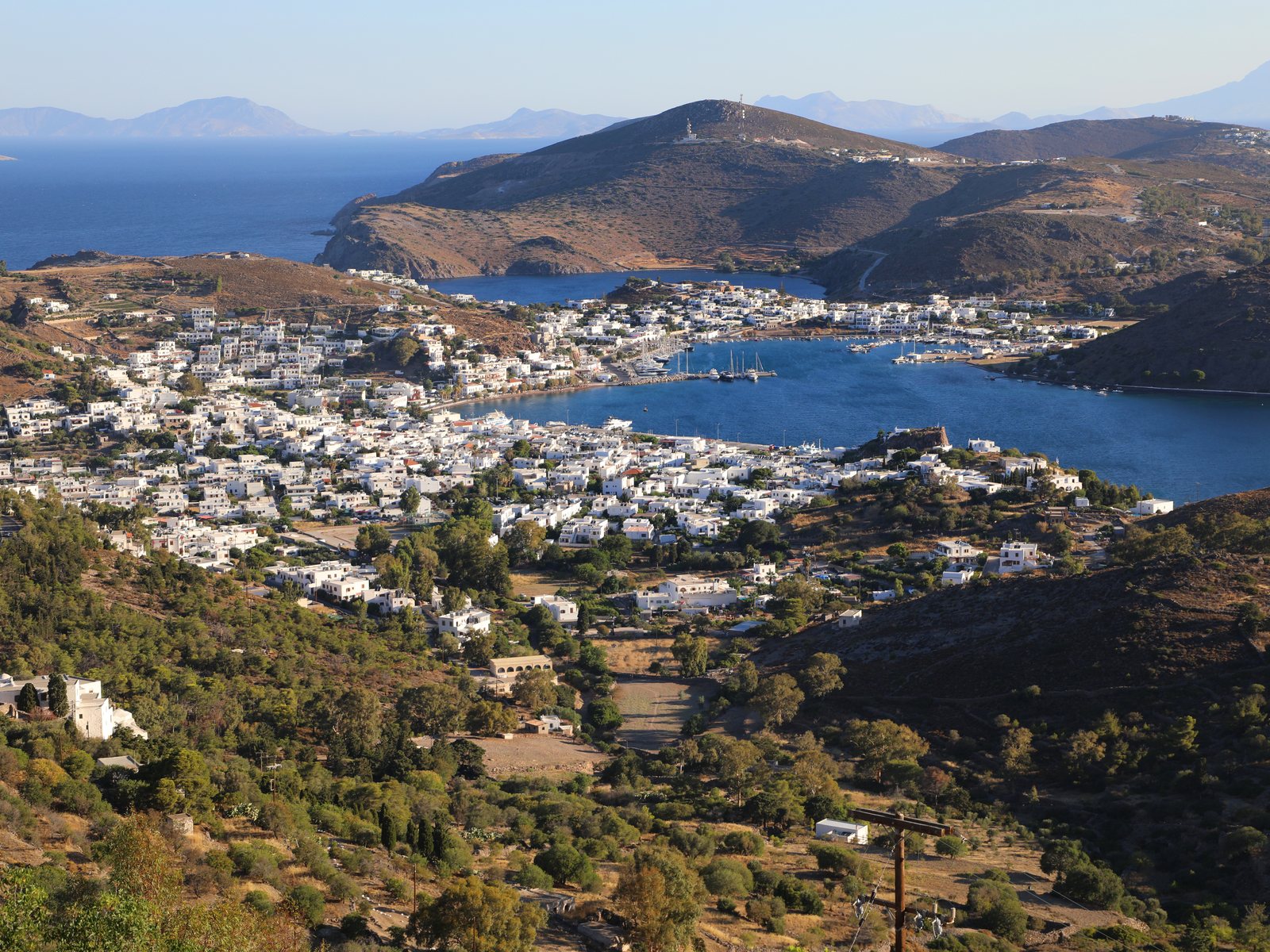 Θέα της Σκάλας από τους ανεμόμυλους της Χώρας Πάτμου